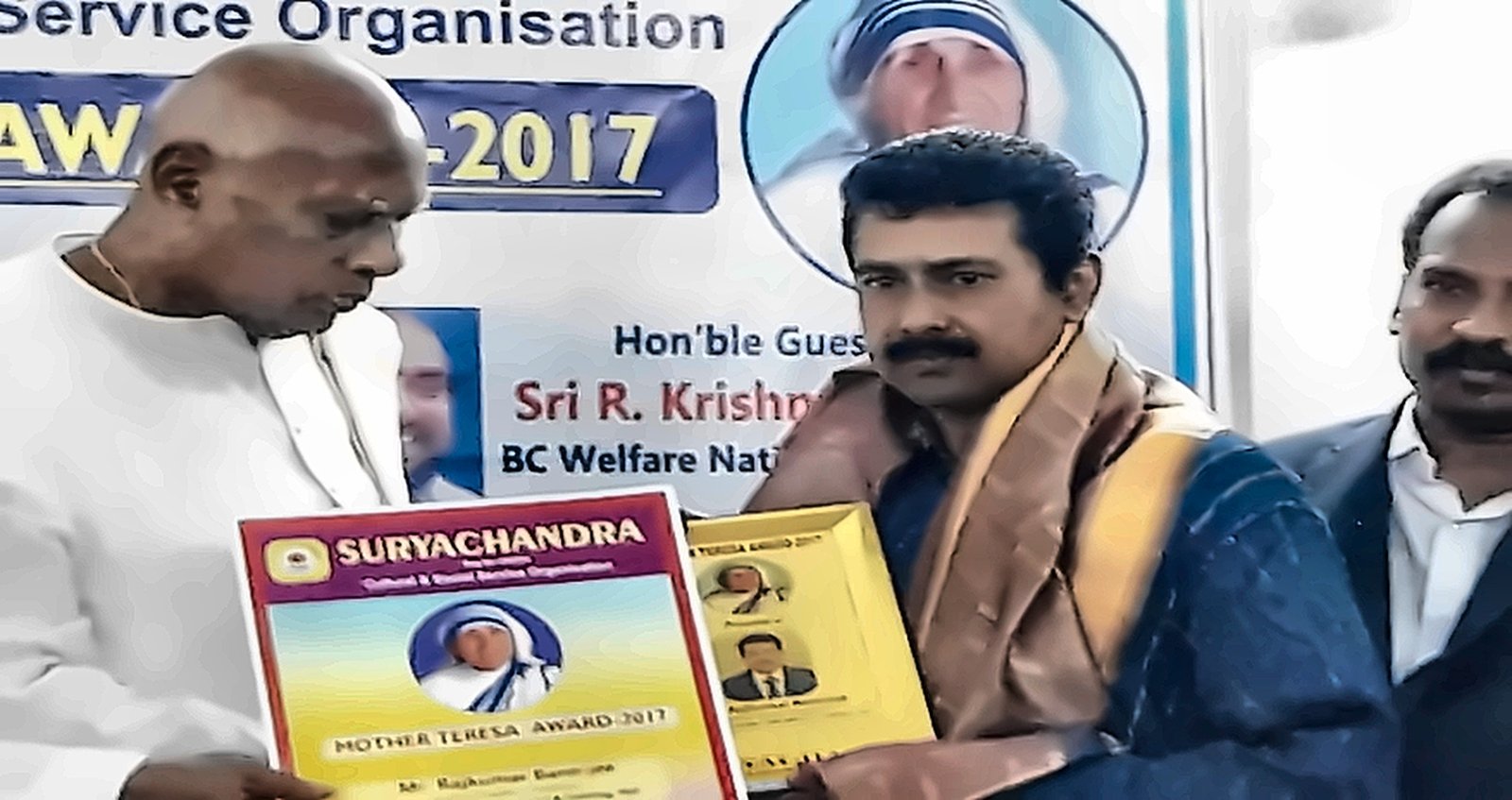 Guru Rajkumar Banerjee receiving Suryachandra Mother Teresa Award 2017